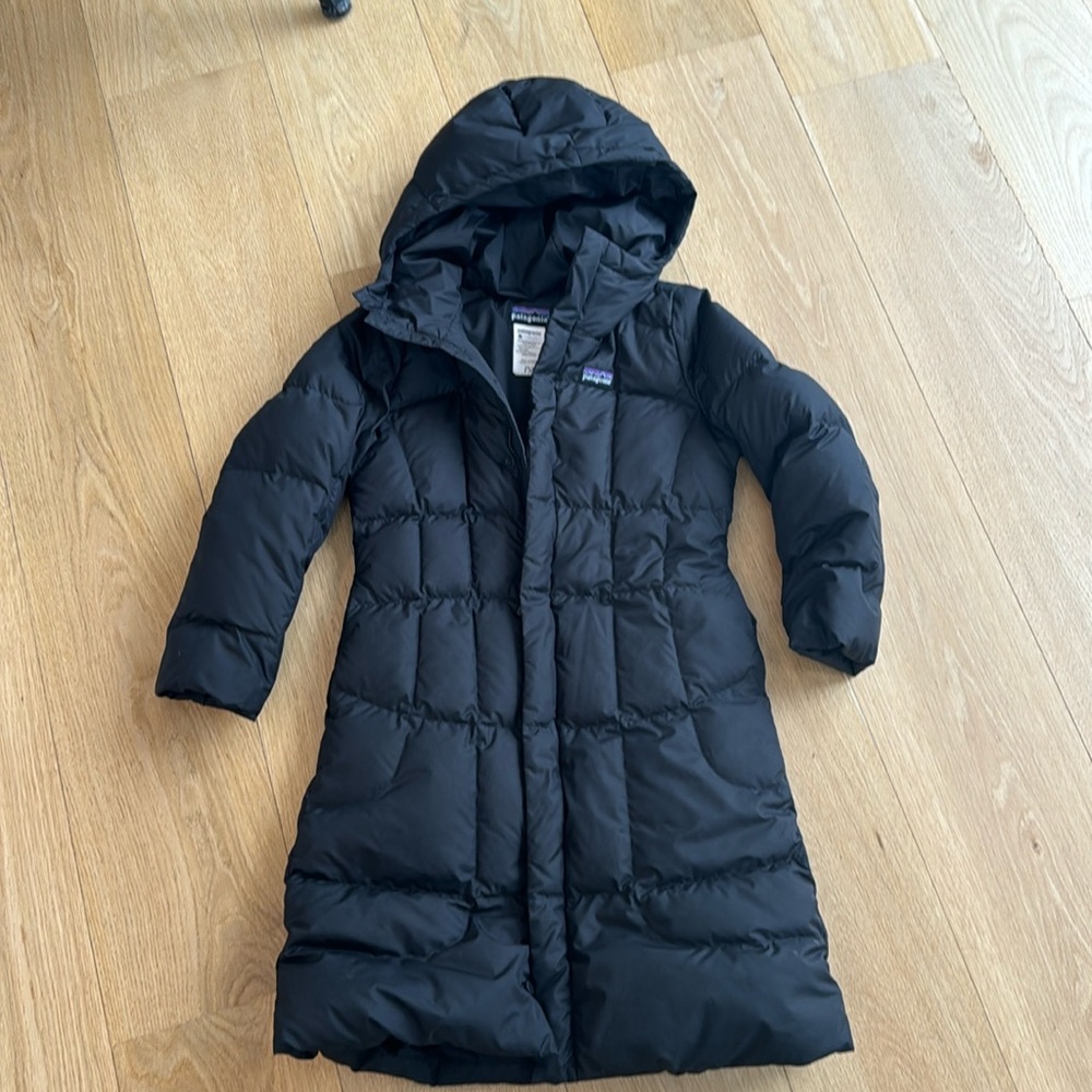 Patagonia, girls size 8 black long down puffer coat in great condition.